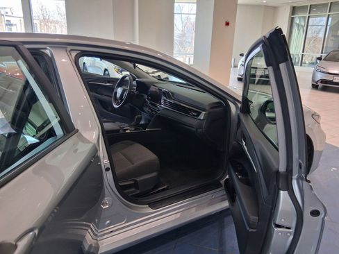 Used 2025 Toyota Camry LE image 11