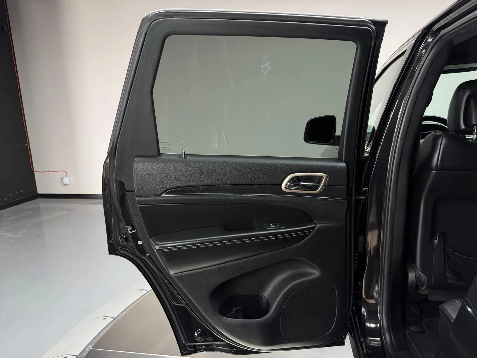 Used 2014 Jeep Grand Cherokee Limited RWD image 16