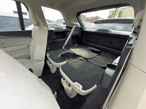 Certified 2023 Volvo XC90 T8 Plus image 32