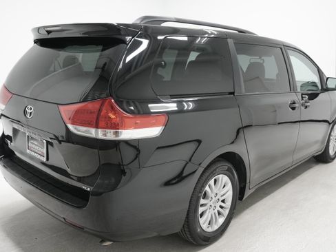 Used 2012 Toyota Sienna XLE w/ Entertainment Pkg FWD image 4