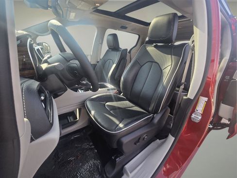 Used 2024 Chrysler Pacifica Limited w/ Uconnect Theater Family Group image 4
