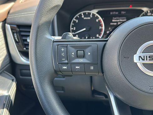 Used 2021 Nissan Rogue SV image 14