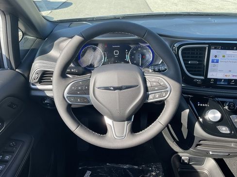 New 2026 Chrysler Pacifica Select image 11