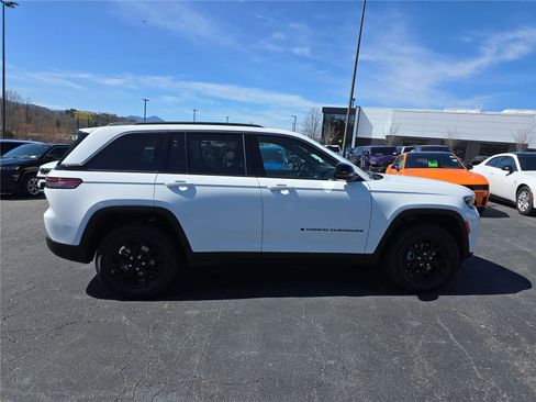 New 2026 Jeep Grand Cherokee Altitude AWD/4WD image 2