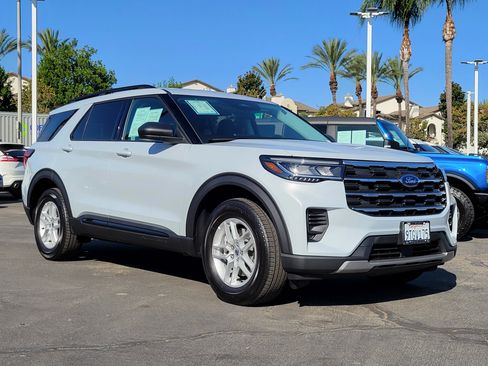 Used 2026 Ford Explorer Active AWD/4WD image 1