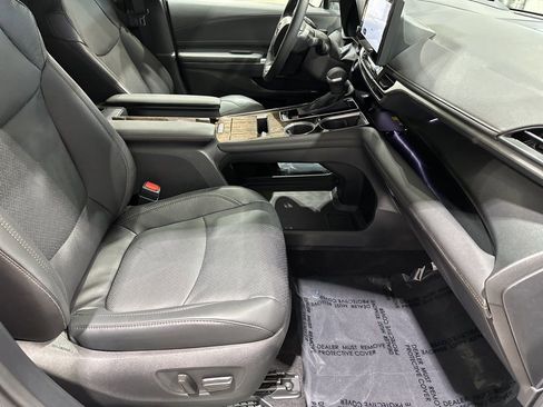 Used 2025 Toyota Sienna Platinum image 18