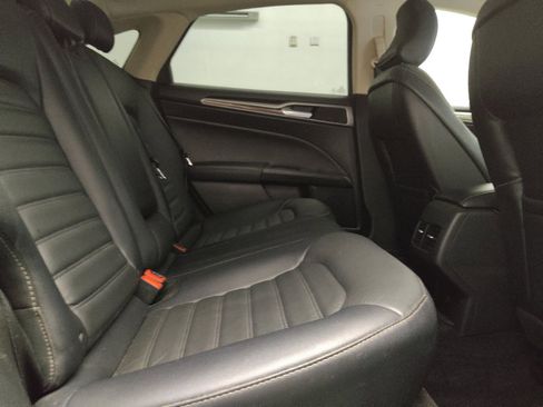 Used 2018 Ford Fusion SE w/ Fusion SE Technology Package FWD image 19