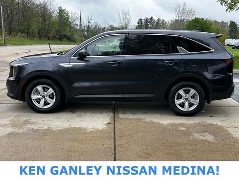 Used 2025 Kia Sorento LX FWD image 6