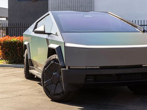 Used 2024 Tesla Cybertruck AWD Crew Cab image 15