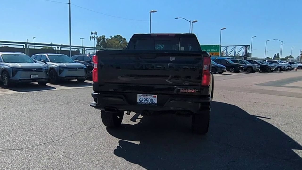 Used 2025 Chevrolet Silverado 1500 LT Trail Boss w/ Convenience Package II AWD/4WD image 7