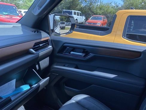Used 2025 GMC Yukon Denali w/ Denali Reserve Package AWD/4WD image 29
