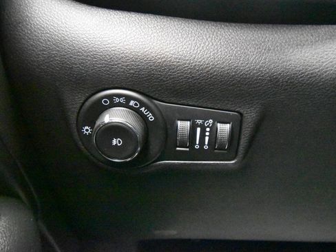 Used 2022 Jeep Compass Limited image 28