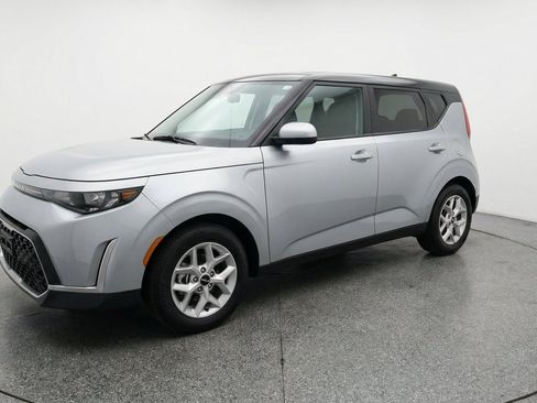 Used 2025 Kia Soul LX w/ LX Technology Package FWD image 3