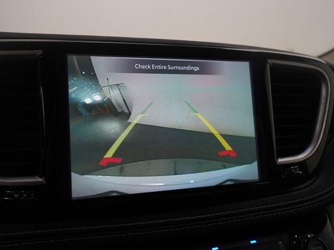 Used 2024 Chrysler Pacifica Limited image 22