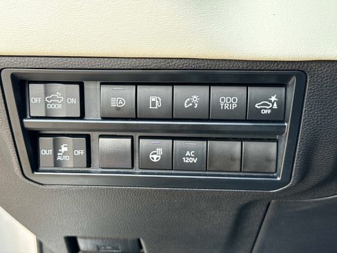 Used 2023 Toyota Tundra Capstone AWD/4WD image 32