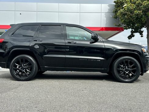 Used 2018 Jeep Grand Cherokee Altitude image 3