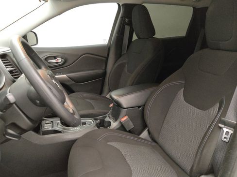 Used 2019 Jeep Cherokee Latitude w/ Popular Appearance Group FWD image 17
