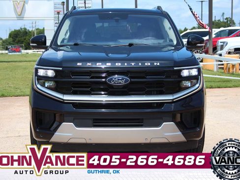 Used 2025 Ford Expedition Platinum AWD/4WD image 3