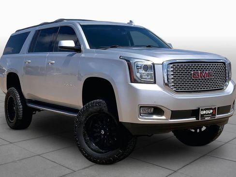 Used 2019 GMC Yukon XL SLT w/ Open Road Package AWD/4WD image 3