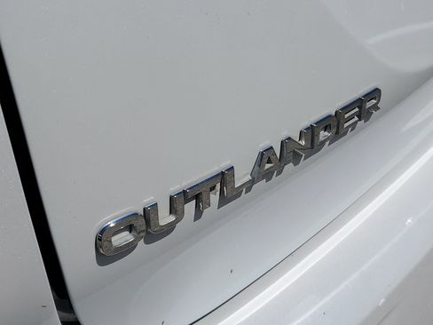 Used 2022 Mitsubishi Outlander SE image 6