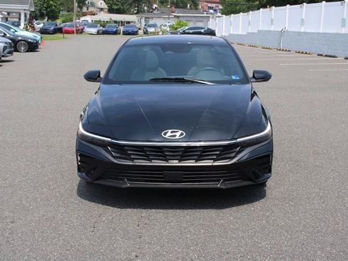 Used 2025 Hyundai Elantra Limited FWD image 3