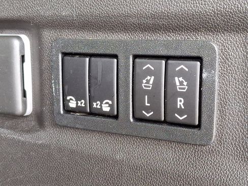 Used 2021 Chevrolet Tahoe LT w/ LT Signature Package image 29