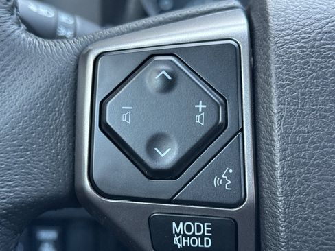 Used 2021 Toyota Tacoma SR5 w/ Trail Edition image 28