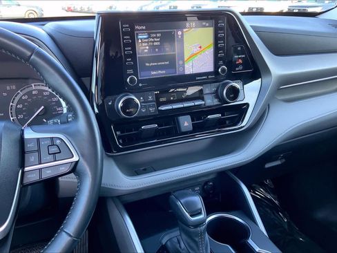 Used 2022 Toyota Highlander XLE AWD/4WD image 6