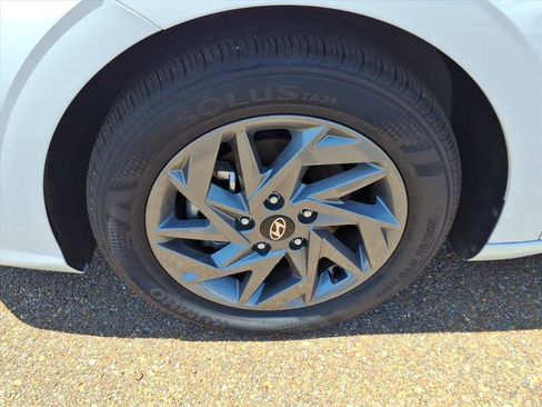 Used 2025 Hyundai Elantra Hybrid FWD image 9