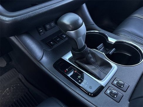 Used 2017 Toyota Highlander SE image 19