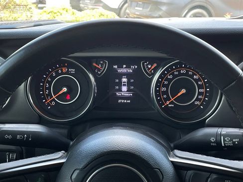 Used 2023 Jeep Gladiator Sport AWD/4WD image 15