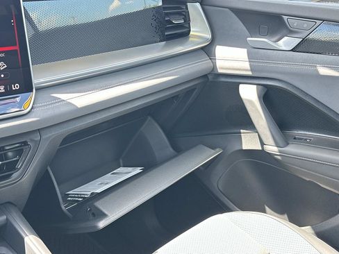 Used 2025 Volkswagen Tiguan SE w/ Panoramic Sunroof Package AWD/4WD image 31