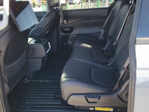 Used 2025 Kia Carnival SX image 8