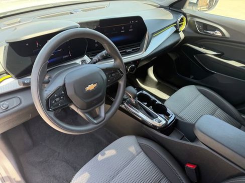 Used 2025 Chevrolet Trax LT image 10