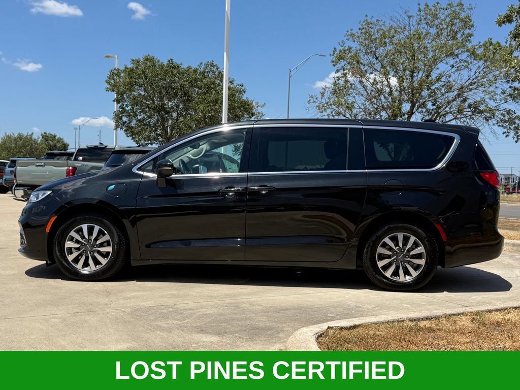 Used 2023 Chrysler Pacifica Touring-L FWD image 2