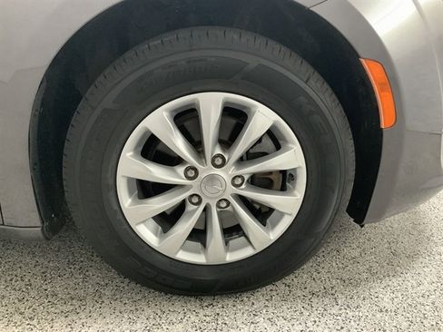 Used 2018 Chrysler Pacifica Touring-L image 12