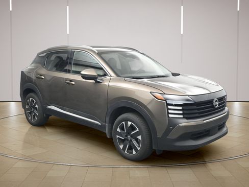 Certified 2025 Nissan Kicks SR FWD image 1