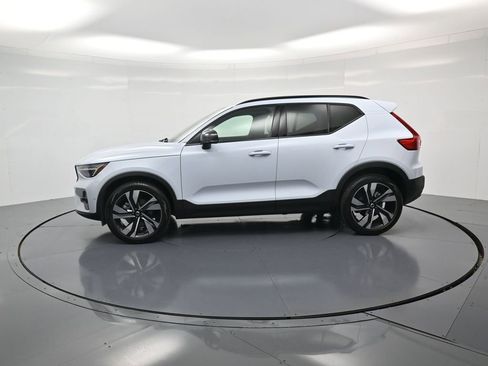 Used 2024 Volvo XC40 B5 Plus AWD/4WD image 2