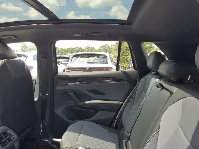 New 2026 Volkswagen Tiguan SE R-Line FWD image 10