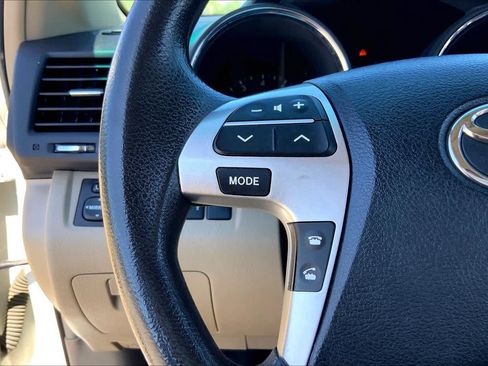 Used 2012 Toyota Highlander FWD w/ Tech Pkg image 22