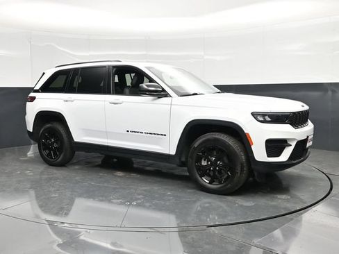 Used 2025 Jeep Grand Cherokee Altitude AWD/4WD image 5