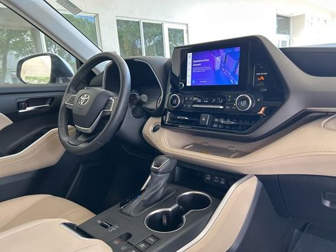 Used 2024 Toyota Highlander XLE image 25