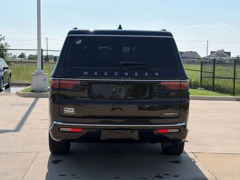 Used 2023 Jeep Wagoneer L Series III w/ Premium Group I AWD/4WD image 8