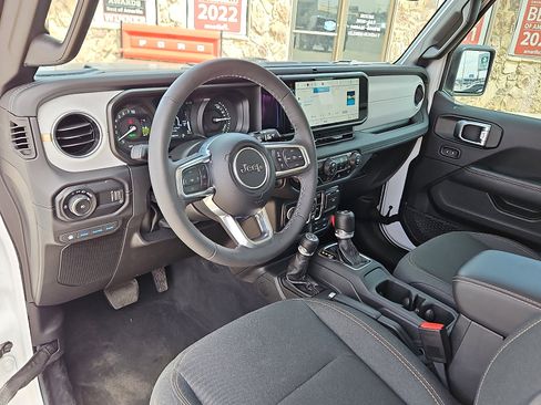 Used 2025 Jeep Wrangler Unlimited Sahara AWD/4WD image 12