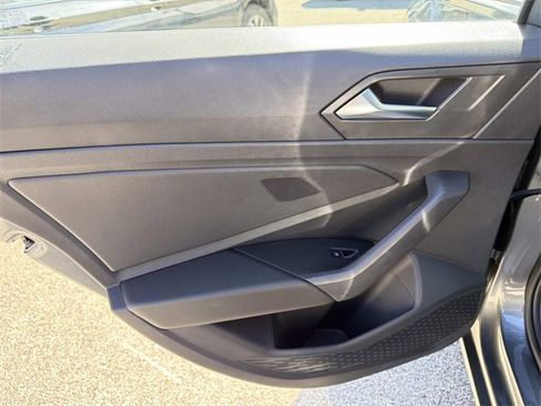 Certified 2024 Volkswagen Jetta SE w/ Panoramic Sunroof Package image 9