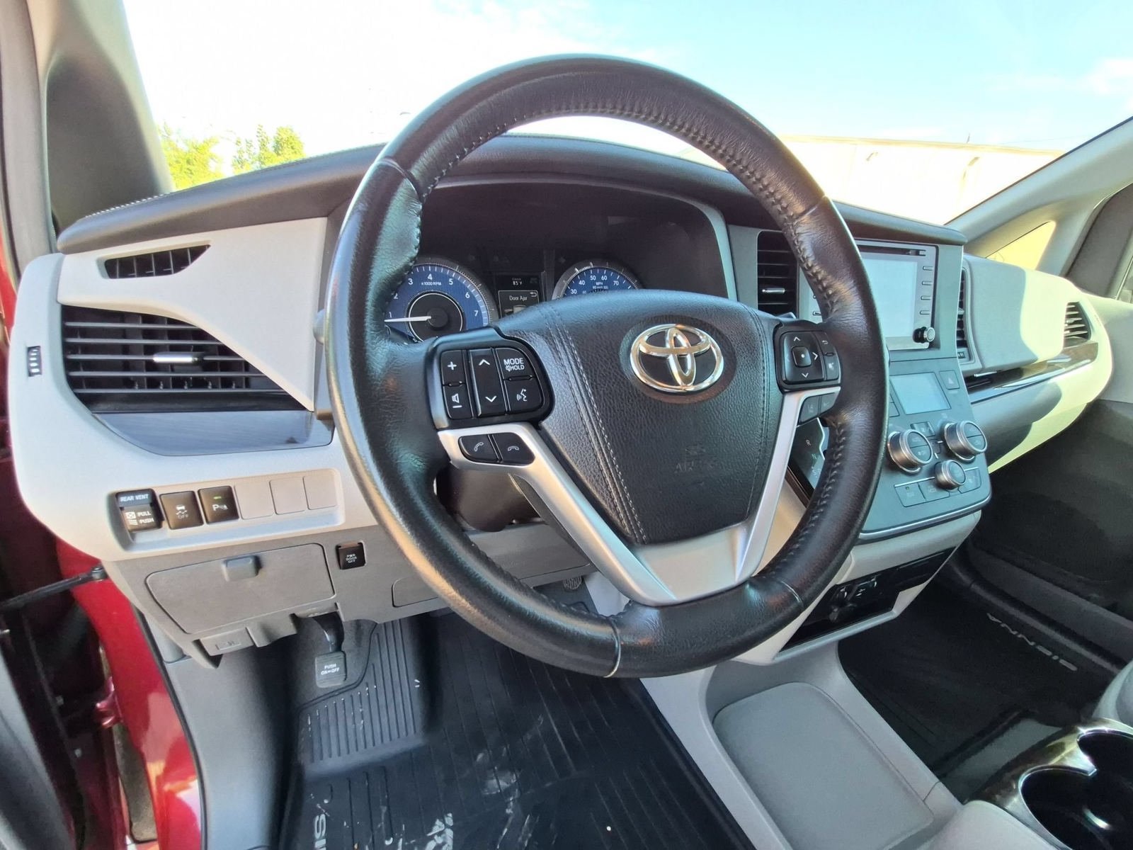Used 2019 Toyota Sienna XLE w/ XLE Navigation Package FWD image 11