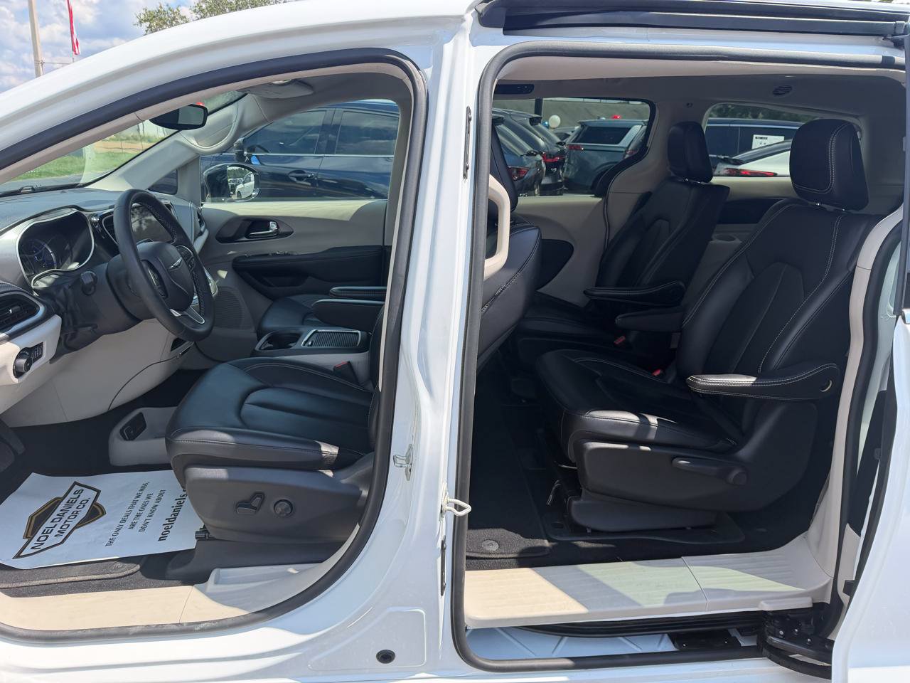 Used 2024 Chrysler Pacifica Limited FWD image 17