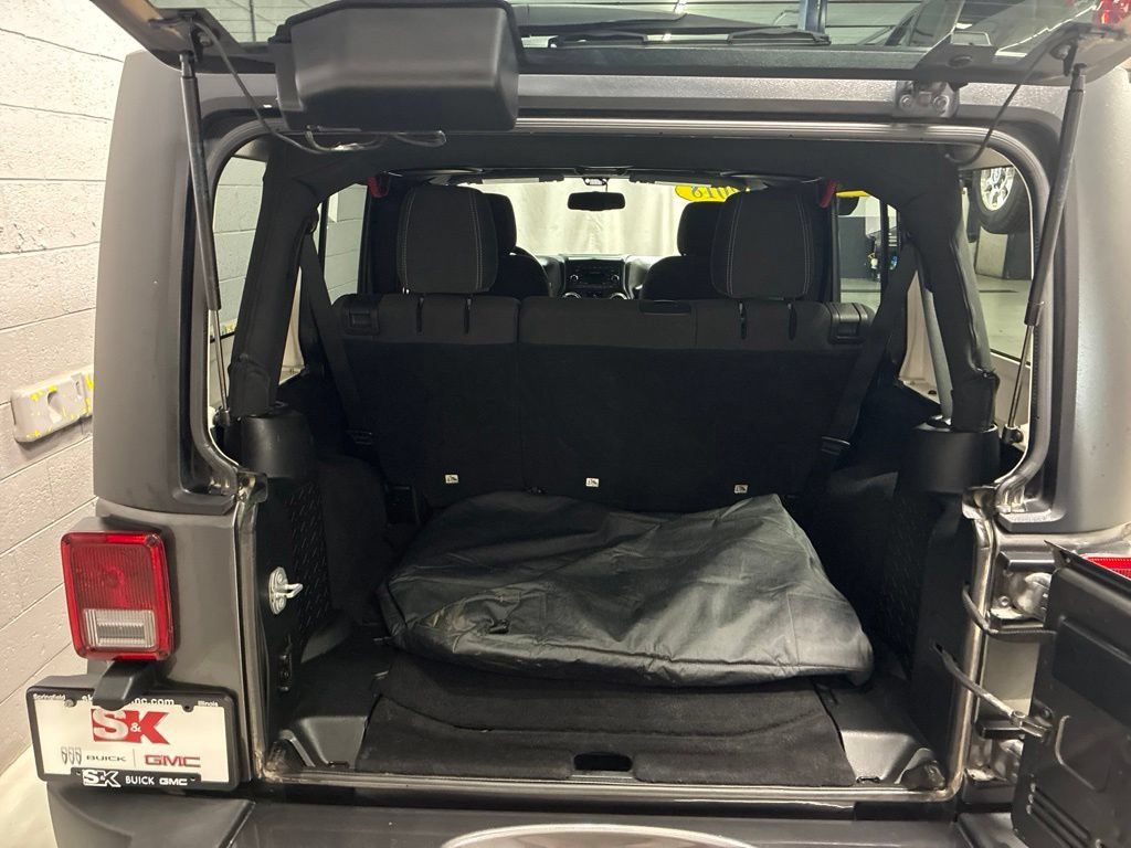 Used 2018 Jeep Wrangler Unlimited Sahara w/ Connectivity Group AWD/4WD image 12