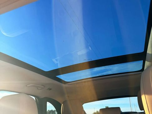 Used 2017 Jaguar F-PACE Premium image 19