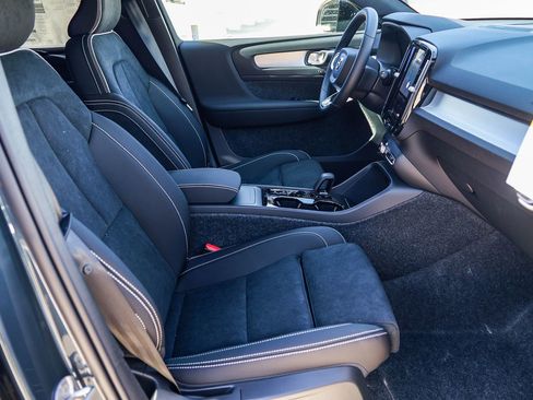 New 2026 Volvo XC40 B5 Ultra w/ Climate Package AWD/4WD image 17